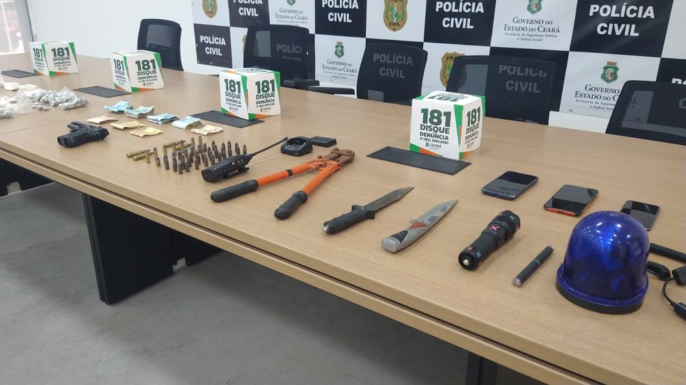 Polícia apreendeu armas, munições, drogas e dinheiro durante operação em Fortaleza e Região Metropolitana. — Foto: Davi César/ SVM
