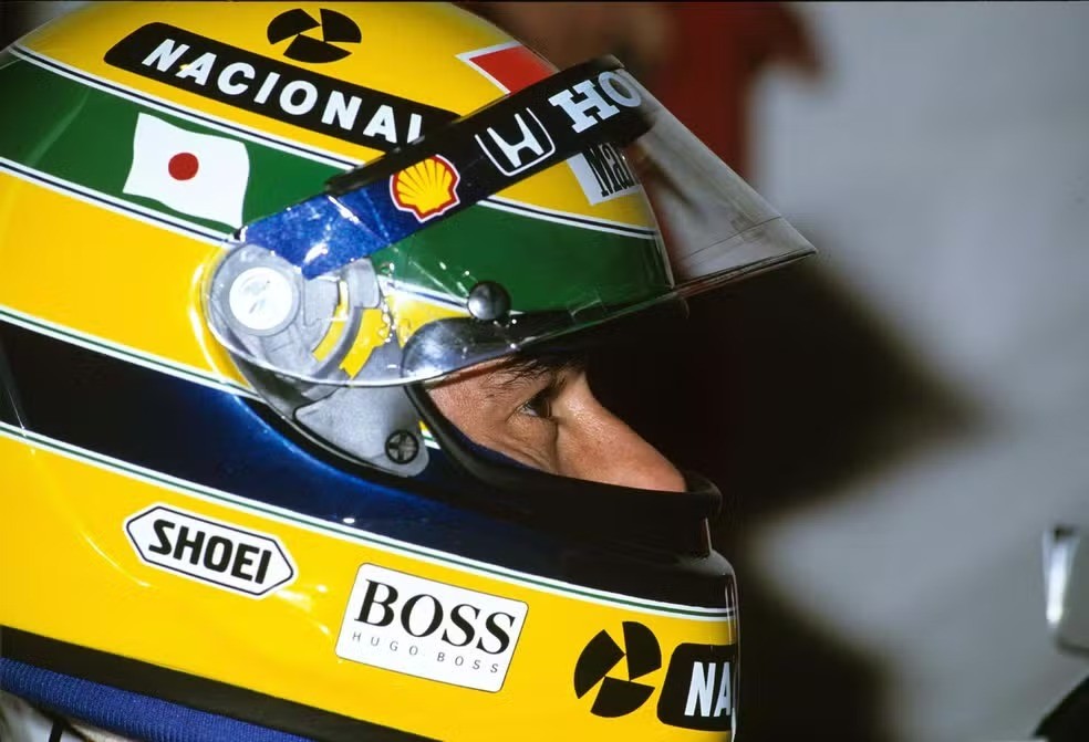 Ayrton Senna e a McLaren homenagearam Honda com pintura especial de capacete na F1 em 1992 — Foto: Norio Koike @ ASE