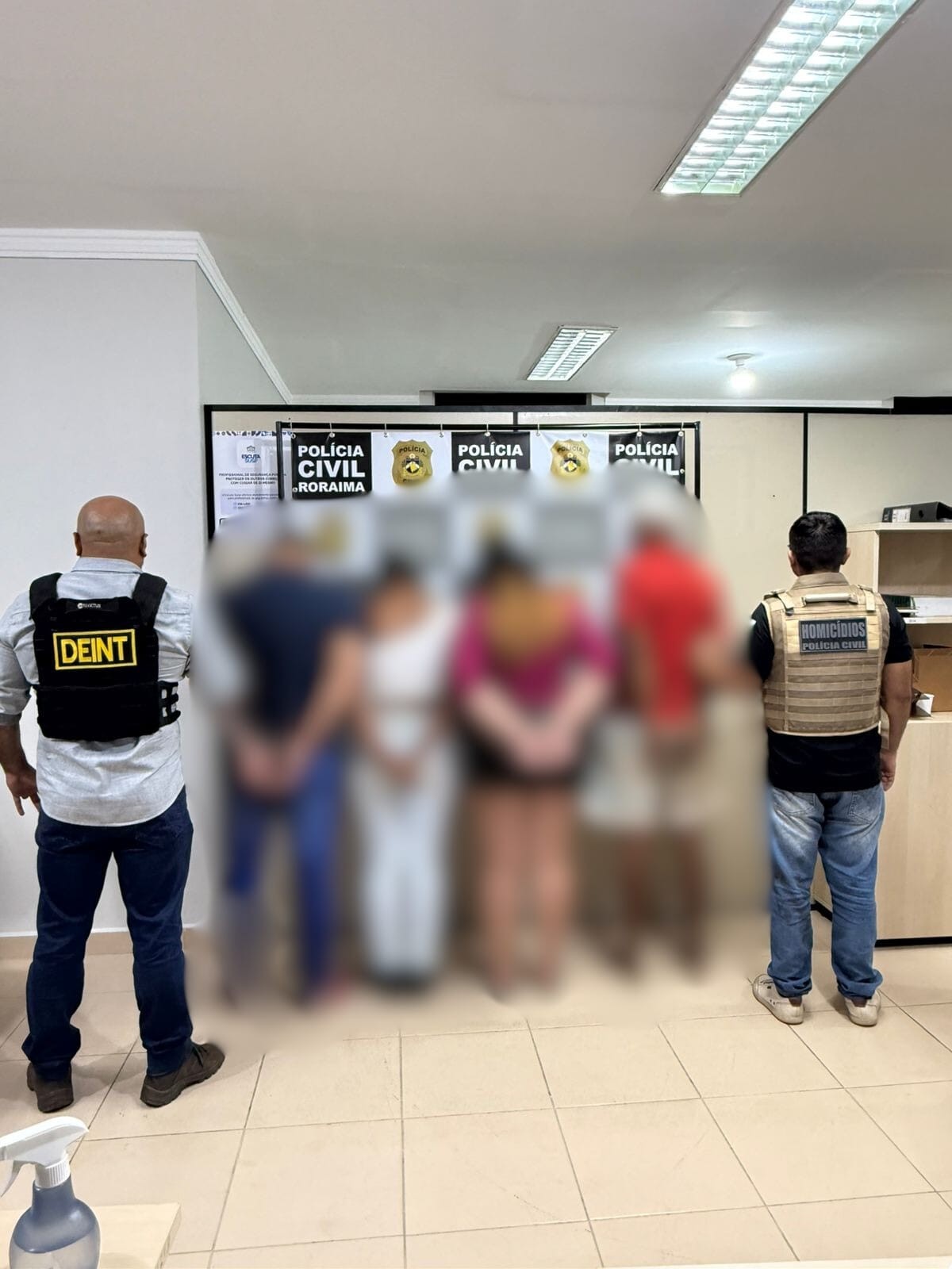 Quatro pessoas são presas por suspeita de matar proprietário de loja de passagens a tiros