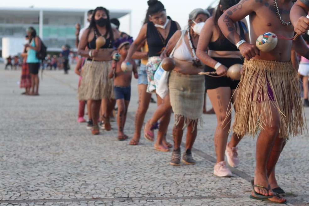 Indígenas se manifestam em Brasília a favor da demarcação de terras, nesta quarta-feira (25). — Foto: Carolina Cruz/g1