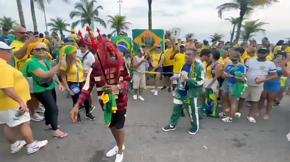 Homem negro aparece acorrentado em ato de apoio a Flávio Bolsonaro — Foto: Luís Adorno/UOL