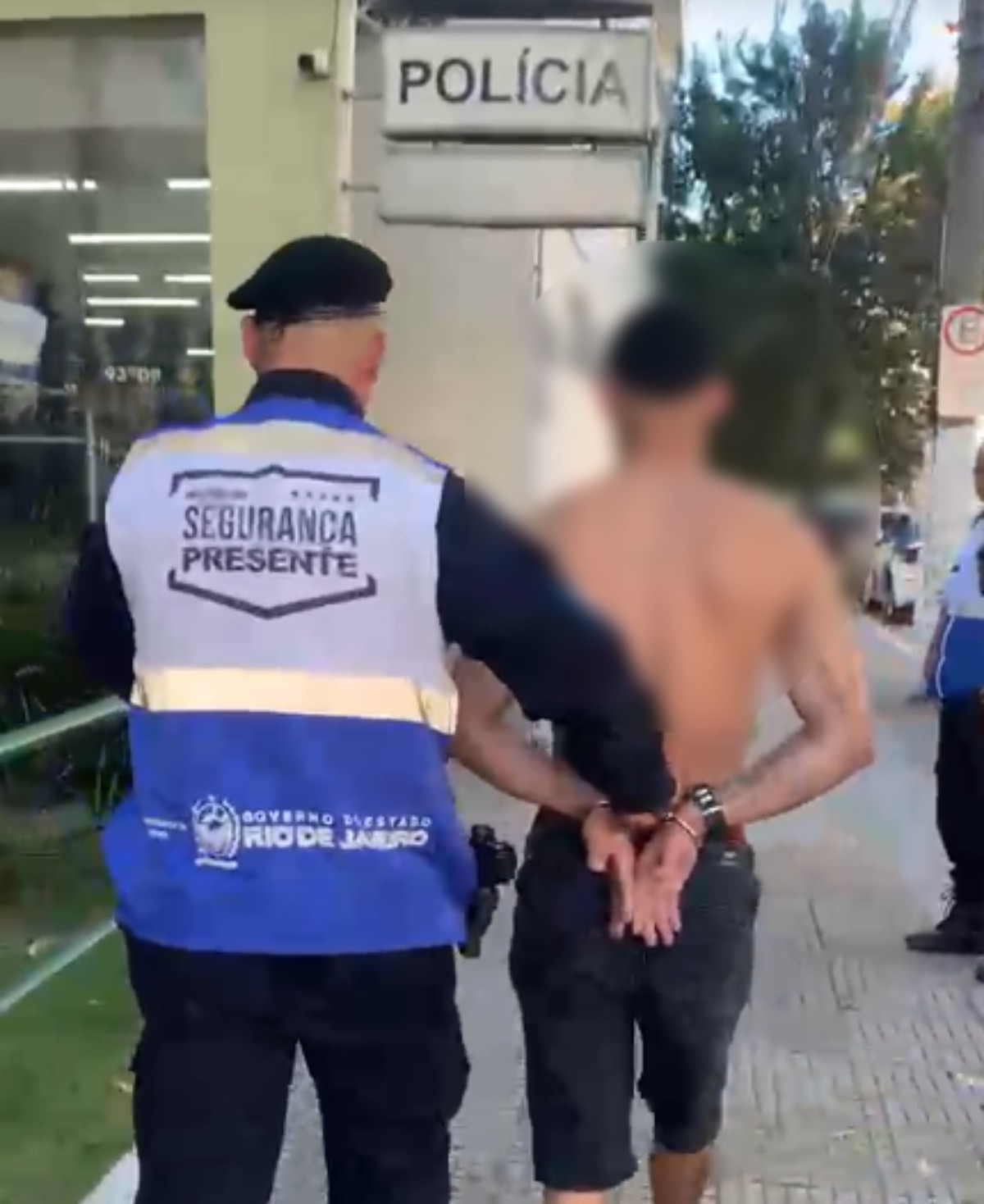 Motorista alcoolizado tenta atropelar policiais, leva tiros no carro e é preso em Volta Redonda