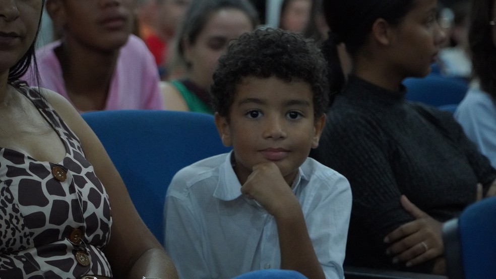 Mateus Vieira, de 7 anos, durante o curso de Libras — Foto: Reprodução/redes sociais