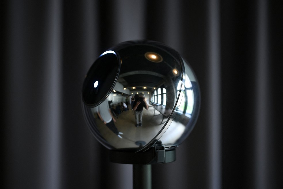 Orb, dispositivo que escaneia íris, foi desenvolvido pela Tools for Humanity, criada por Sam Altman e Alex Blania — Foto: Reuters/Annegret Hilse