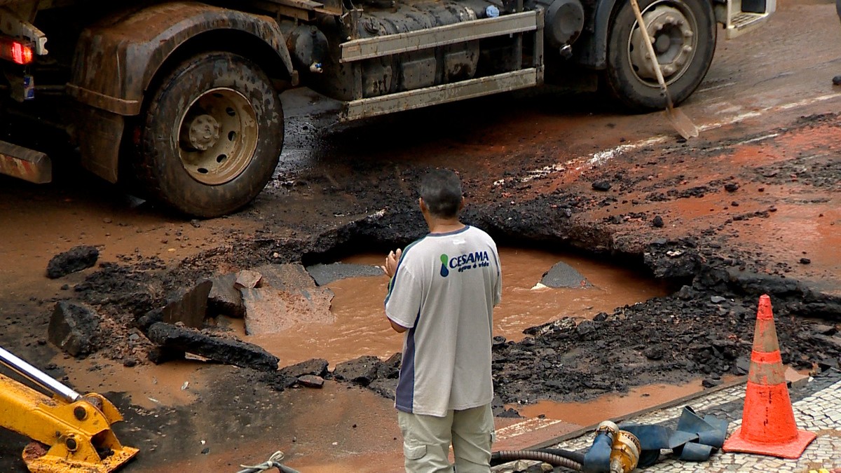 Rede de abastecimento rompe, alaga Avenida Rio Branco e interdita trânsito no Centro de Juiz de Fora 