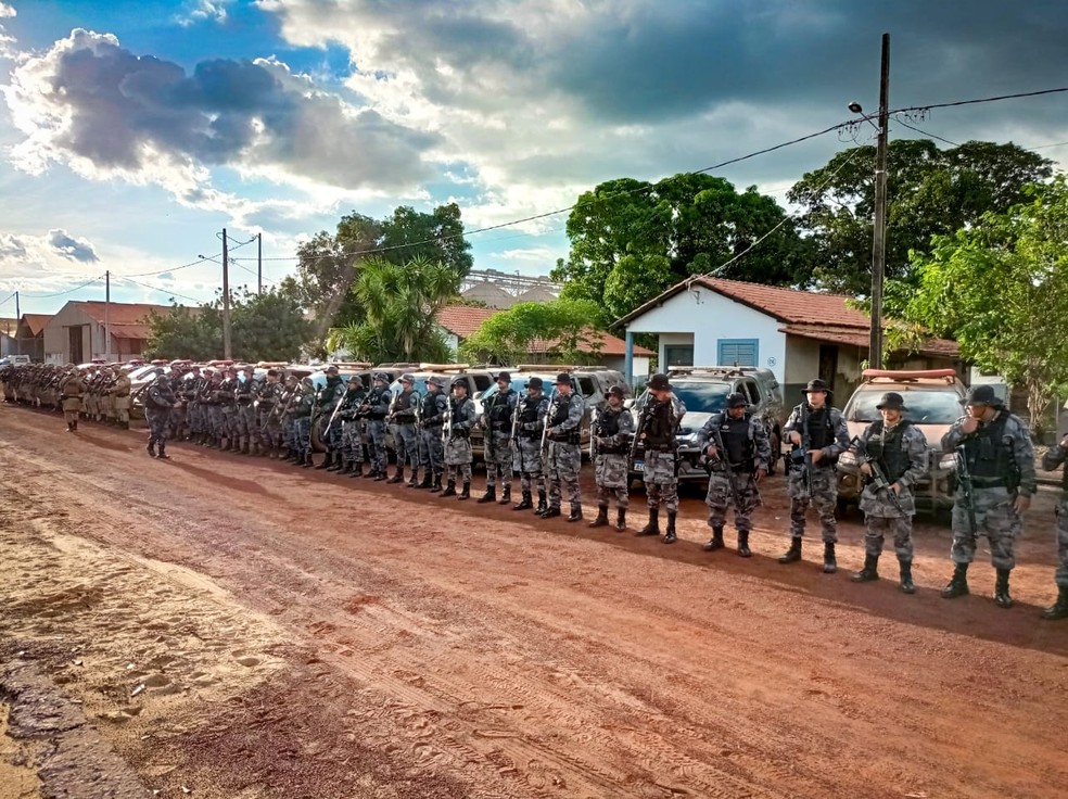 Policiais a postos para seguir com as buscas na Operao Canguu  Foto: Divulgao/PM