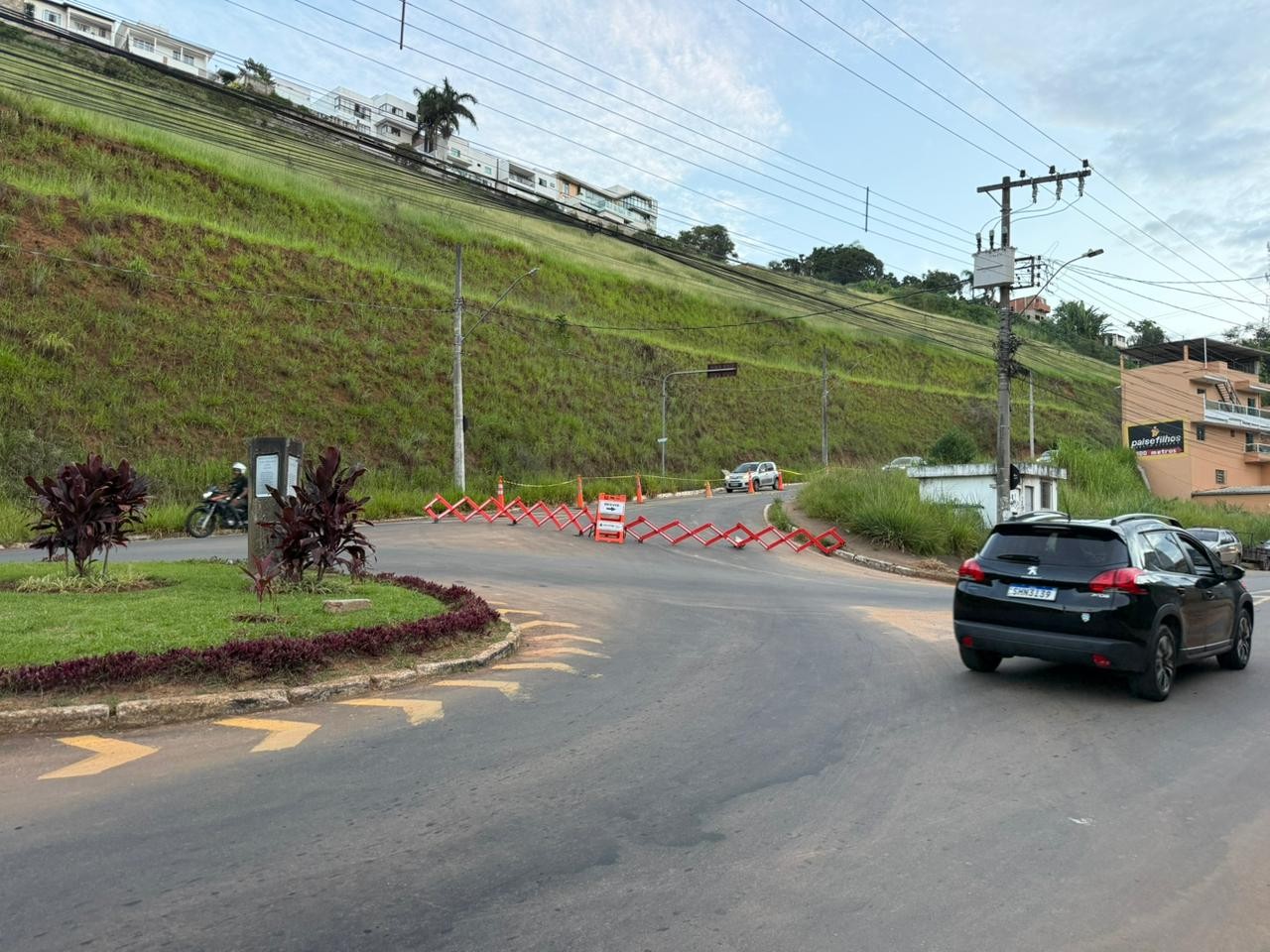 Rua José Lourenço segue interditada após cratera se abrir em Juiz de Fora; via tem histórico de 20 anos de problemas