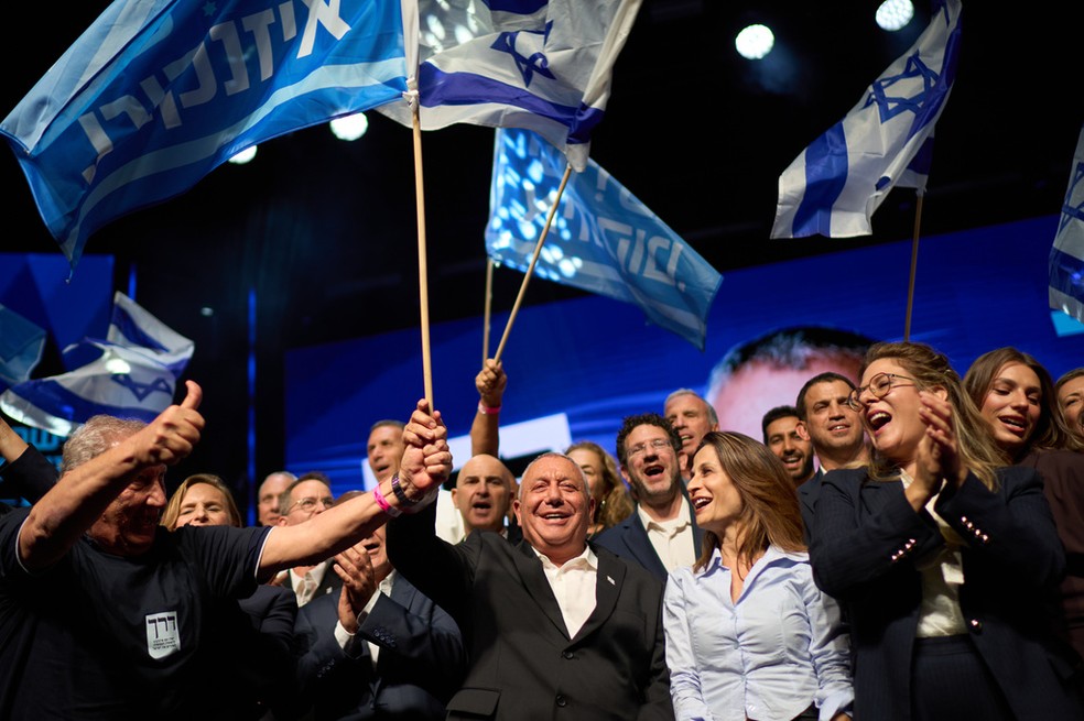 O líder do partido Yashar, Gadi Eisenkot, também ex-chefe das Forças Armadas de Israel, agita bandeira após falar em comício em Tel Aviv, em 25 de outubro de 2026. — Foto: David Goldman/ AP