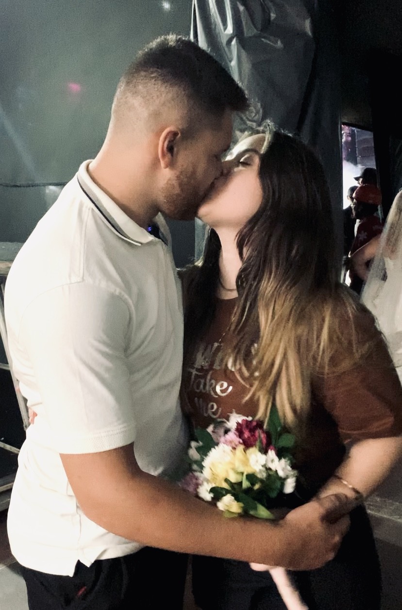 Fã é pedida em casamento no palco durante show da banda Calcinha Preta no São João 2024 de Campina Grande