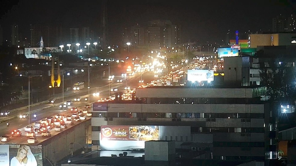 Trânsito na região teve engarrafamento após acidente — Foto: Reprodução/Inter TV Cabugi