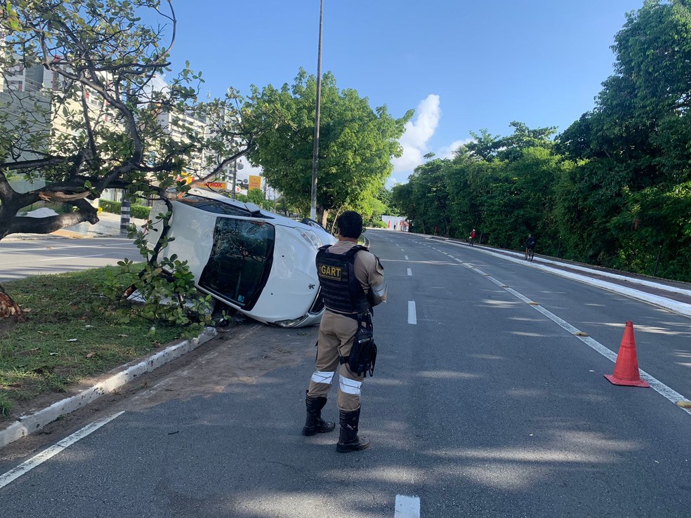 Carro capota após bater em árvore na Zona Sul de Aracaju — Foto: SMTT