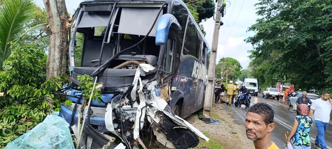 Acidente entre ônibus e pick-up deixa um morto e três feridos na Bahia