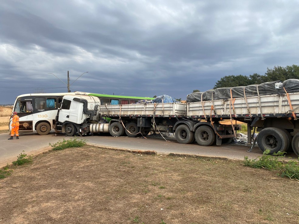 Acidente em trevo da BR-354, em Bambuí — Foto: Marco Antônio/TV Bambuí
