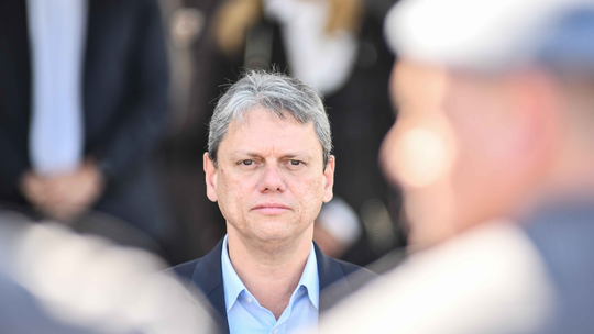 Filiação de Tarcísio ao PL depende de plano para 2026, avaliam aliados - Quadros da direita contam com a troca de sigla caso decida concorrer à presidência; se o cenário for de uma candidatura à reeleição para o governo de SP, aliados avaliam que chance de permanecer no Republicanos é maior.