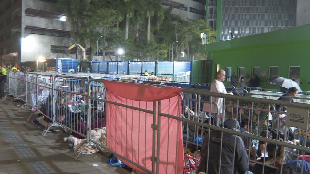 Fãs acampam para comprar ingressos para shows de Taylor Swift em SP — Foto: TV Globo