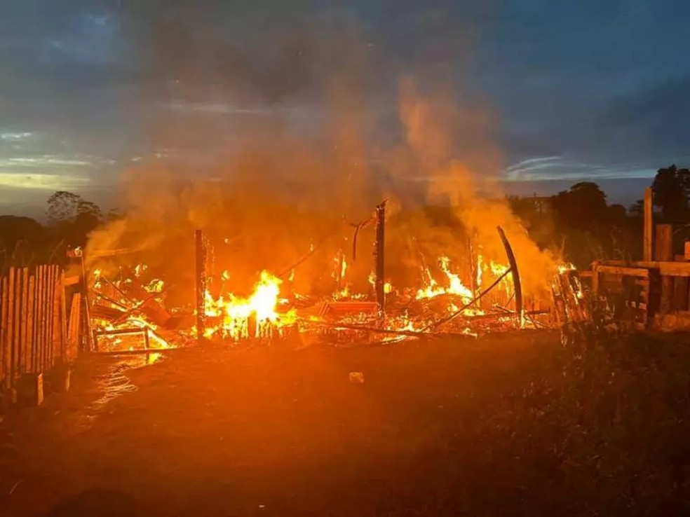 Casa em chamas onde homem foi encontrado carbonizado dentro de casa em Distrito de Espigão do Oeste, RO — Foto: Reprodução/ redes sociais