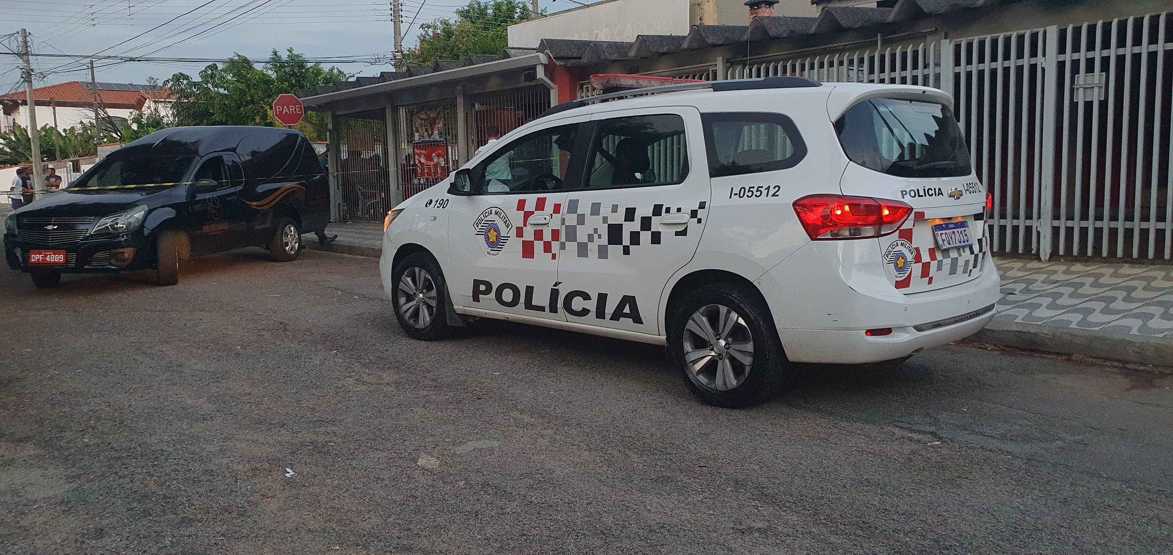 Homem é morto a tiros e outros dois ficam feridos ao serem baleados no bairro Gurilândia, em Taubaté