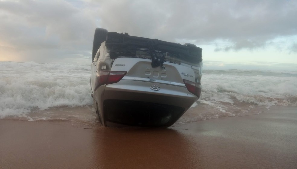 Carro é encontrado capotado dentro do mar de praia da Região Metropolitana de Salvador — Foto: Redes sociais