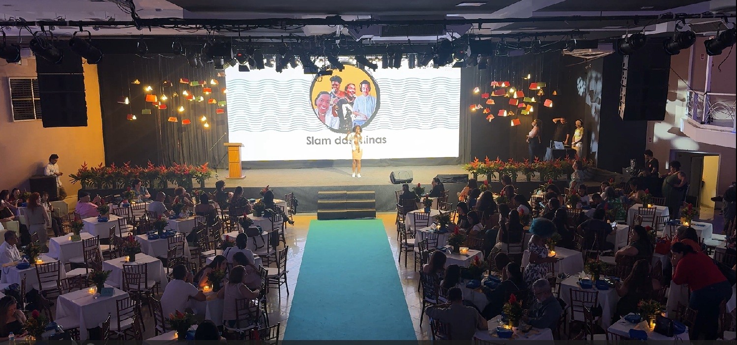 Estudantes da rede estadual lançam livro em tarde de autógrafos no Rio