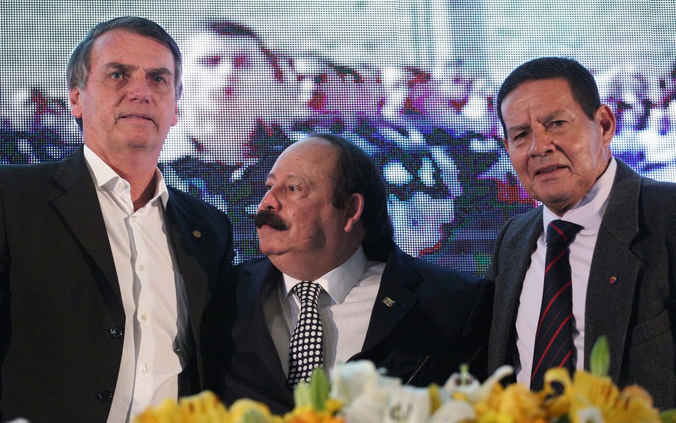 Jair Bolsonaro, Levy Fidelix e Hamilton Mourão durante convenção do PRTB em SP — Foto: Renato S. Cerqueira/Futura Press/Estadão Conteúdo
