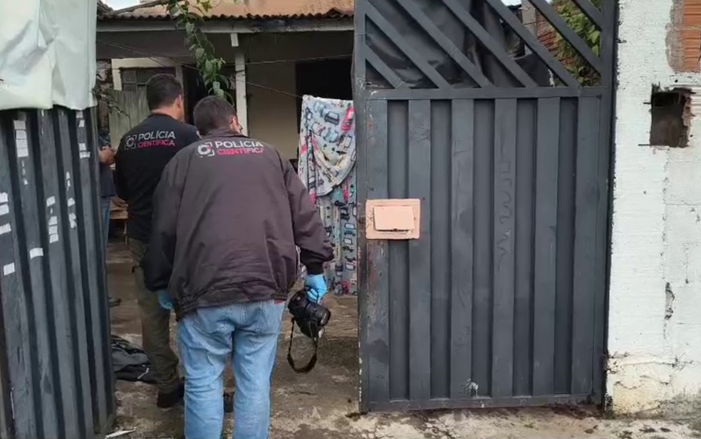 Polícia faz perícia em local onde corpo foi encontrado em Franca, SP — Foto: Reprodução/EPTV