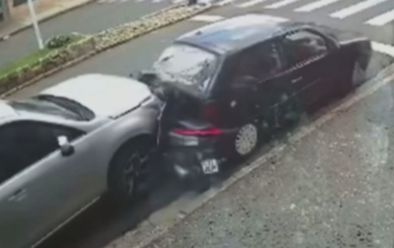 Após bater em moto e carro estacionados, motorista dá marcha à ré e atinge vitrine de loja; vídeo