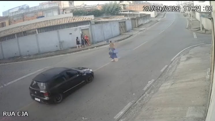 VÍDEO: Mulher é atropelada e motorista foge sem prestar socorro em MG