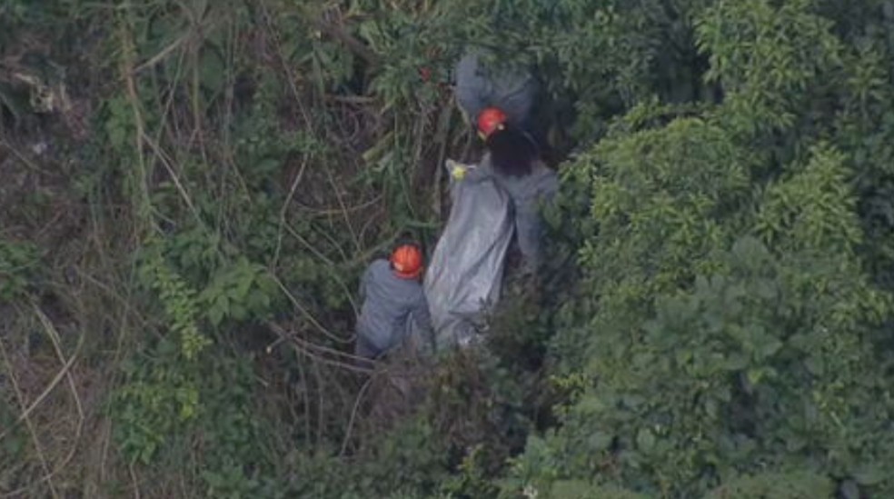 Corpo é encontrado em uma área de mata nesta quarta-feira (21), — Foto: Reprodução