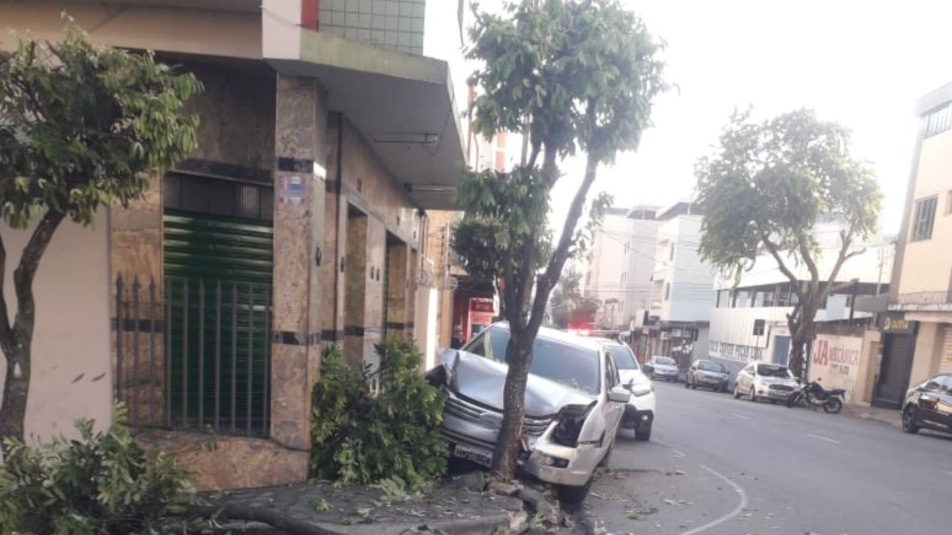 Motorista abandona carro após acidente em Divinópolis