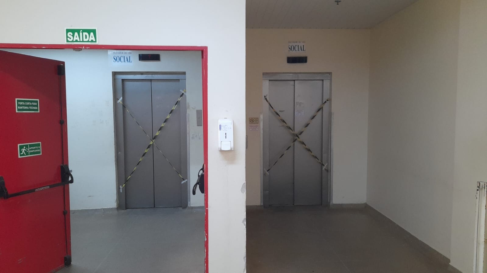 Camas descartadas a céu aberto e elevadores quebrados: Hospital do Paranoá, no DF, acumula lista de reclamações