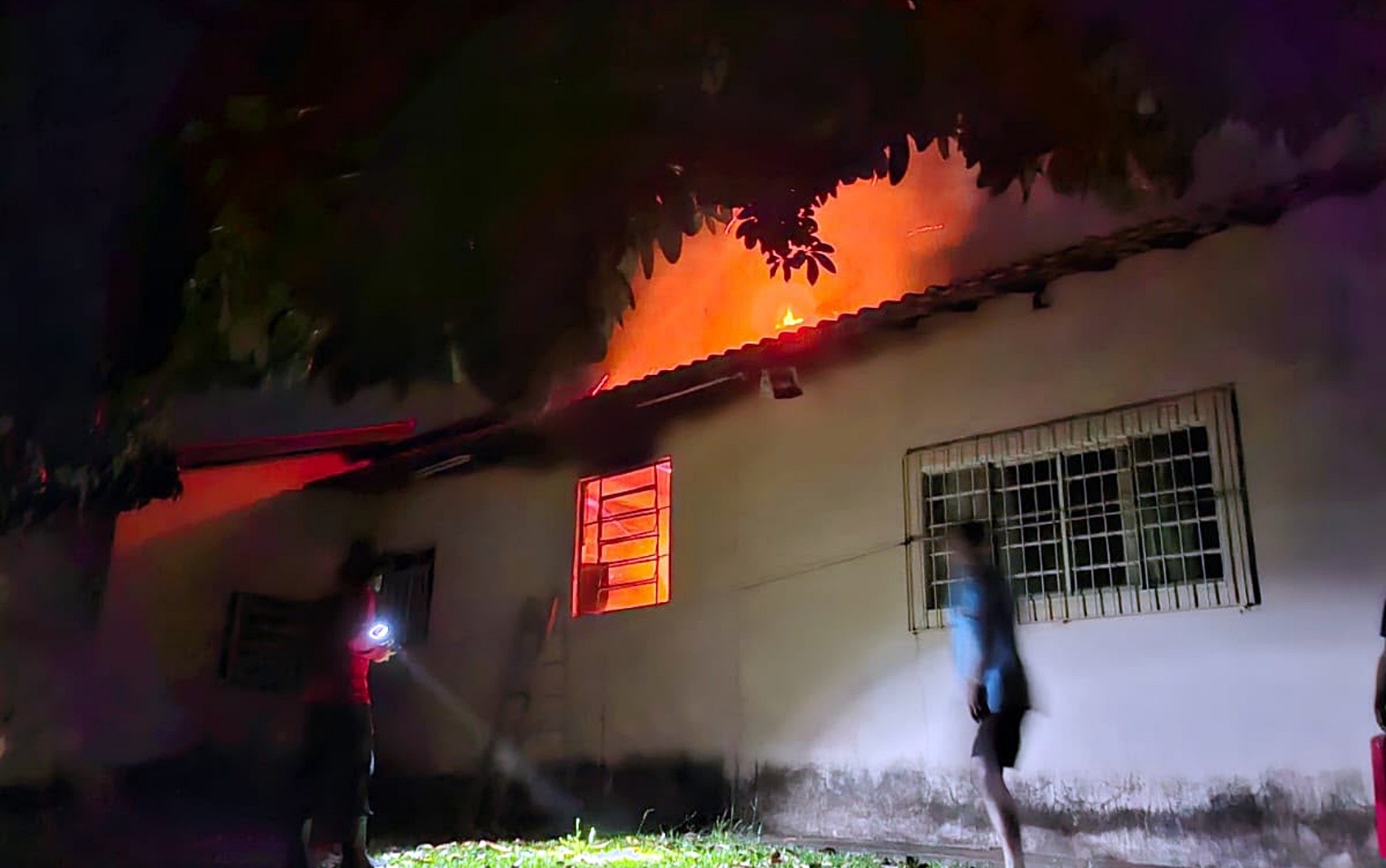 Incêndio atinge almoxarifado de escola municipal em Guapé; veja VÍDEO