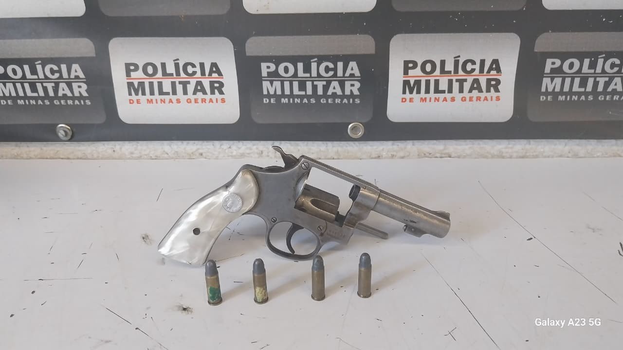 Dívida de conta de energia termina com briga entre vizinhas e revólver apreendido em Divinópolis