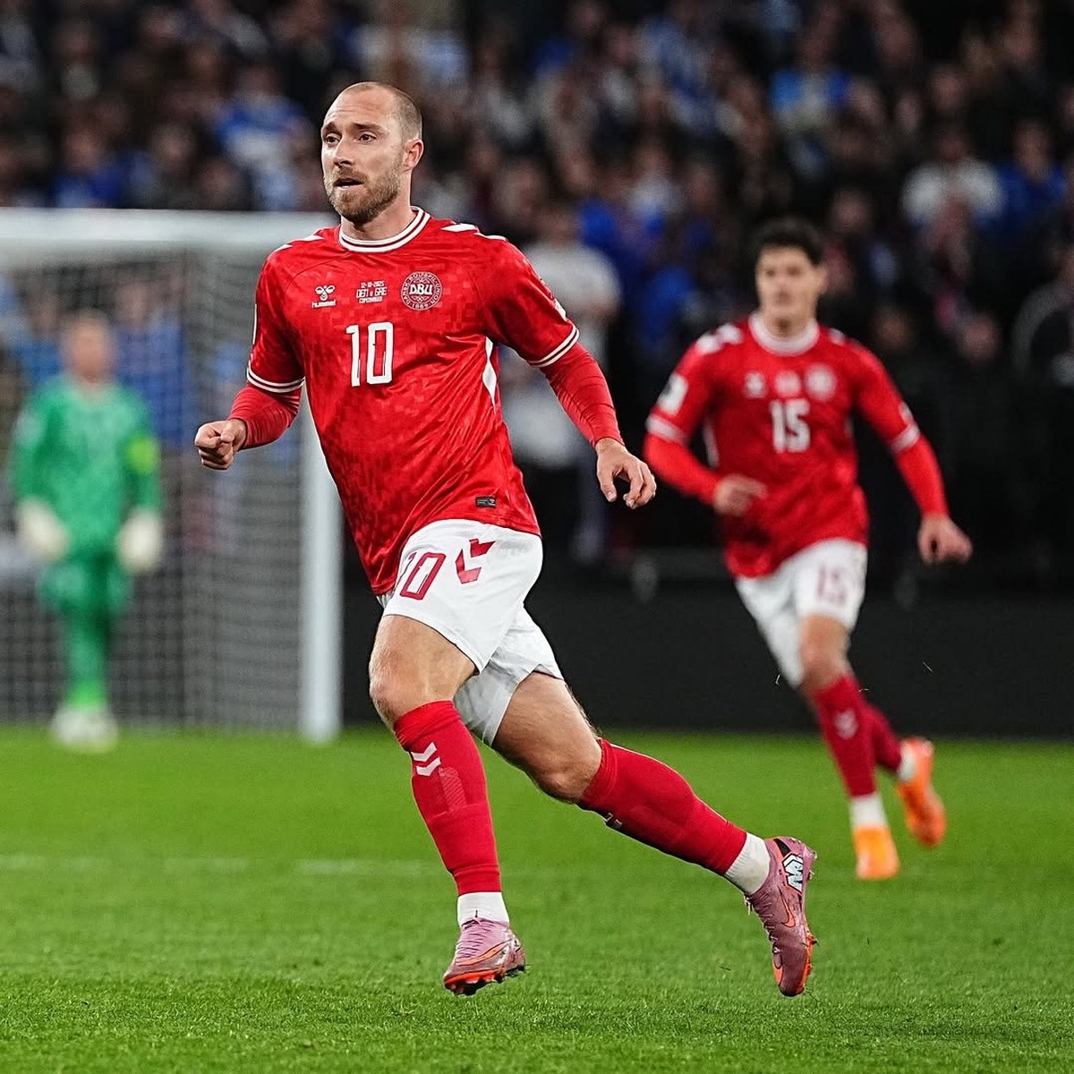 Christian Eriksen desmaia em partida contra a Ucrânia; jogador já precisou ser reanimado durante jogo da Dinamarca