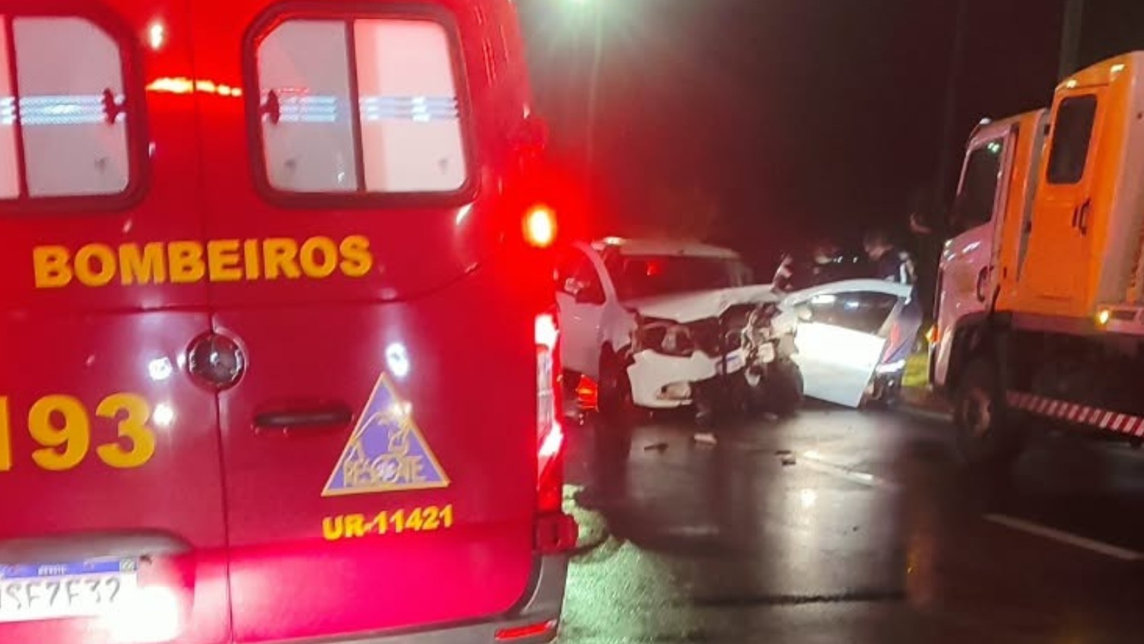 Acidente entre dois carros deixa quatro pessoas feridas na Rio-Santos, em Caraguatatuba