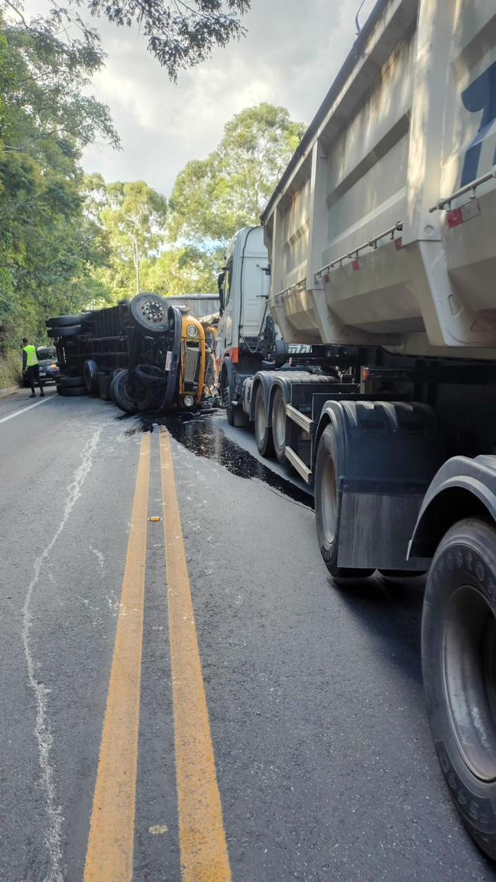 Caminhão tomba e interdita rodovia em Cruzeiro, SP