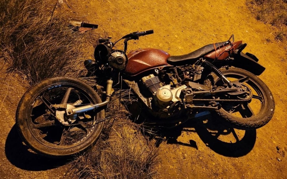 Motociclista e passageira ficam feridos em acidente em Pedrinhas — Foto: BPRv
