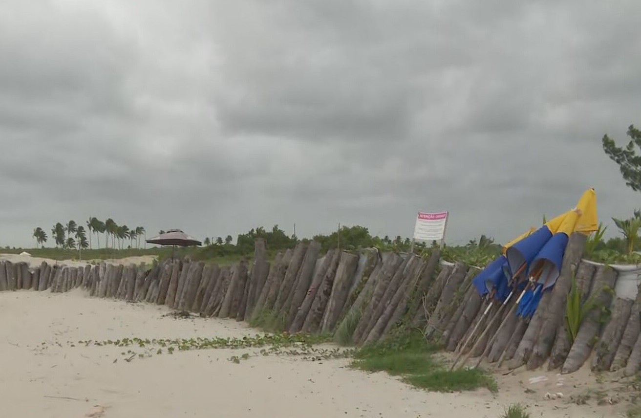 CPRH manda derrubar muro construído há um ano no Pontal de Maracaípe e que dificulta acesso à praia