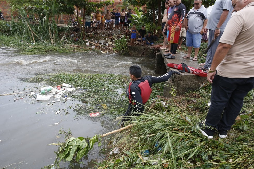 Bombeiros realizam buscas por jovem que desapareceu em canal na Granja Lisboa, em Fortaleza (CE) — Foto: Kid Júnior/SVM