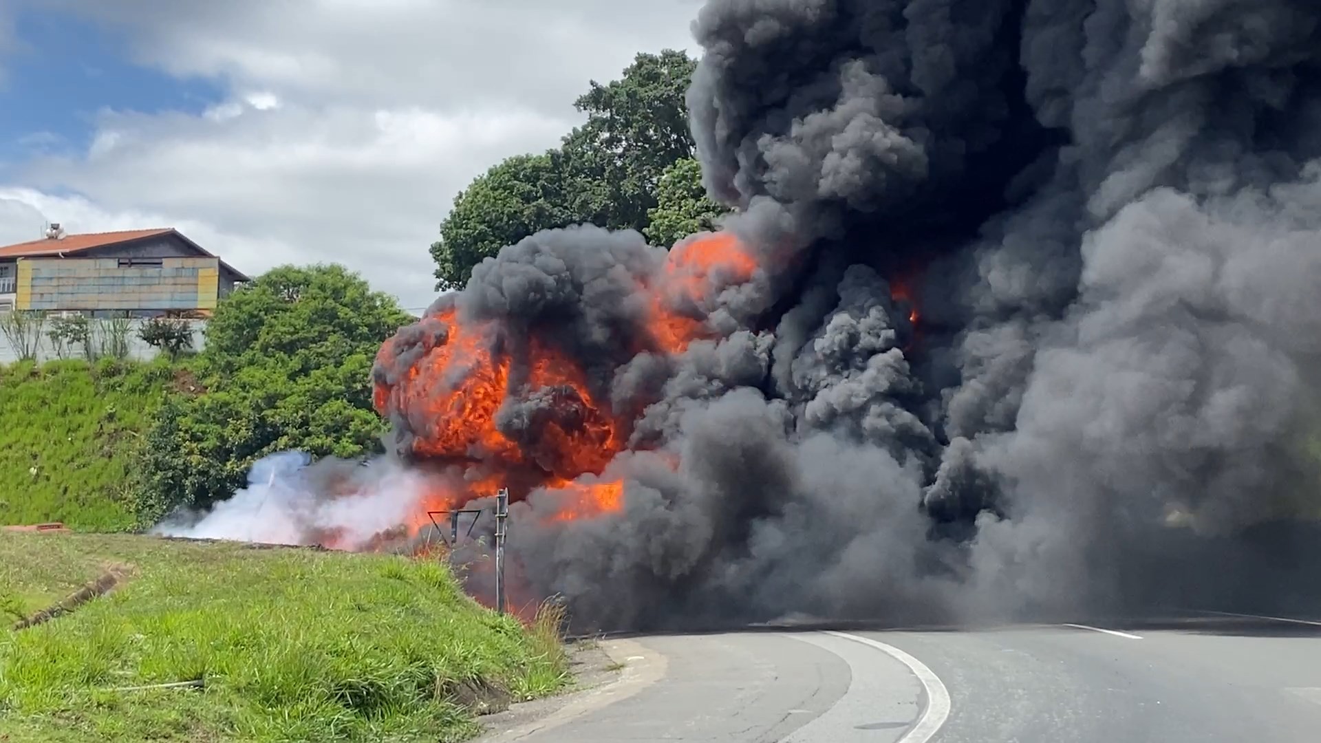 Incêndio em baú de caminhão bloqueia alça de acesso da SP-340 em Campinas