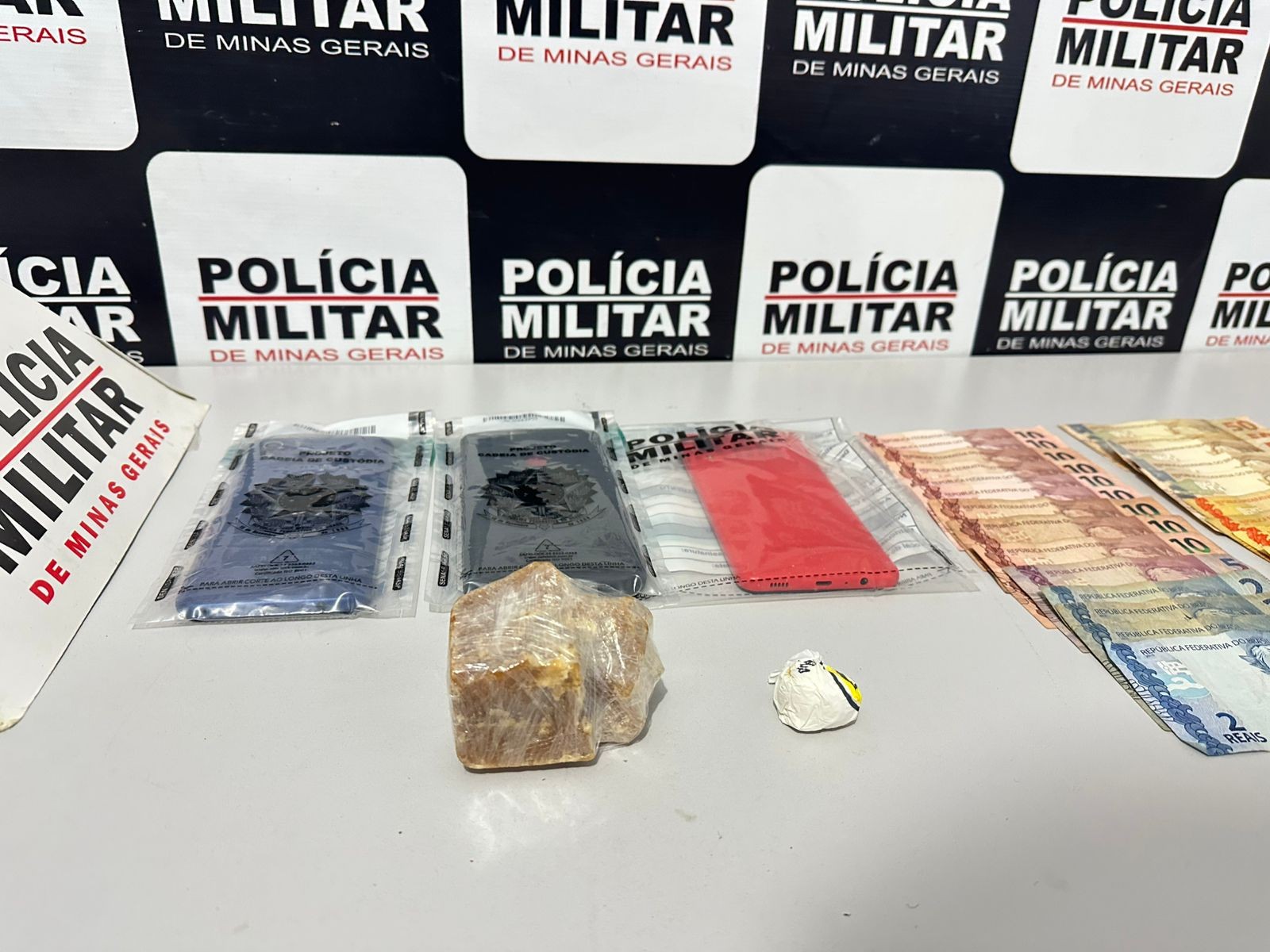 Idosa conhecida como 'Vovó do Tráfico' é presa com drogas, em Itabirinha 