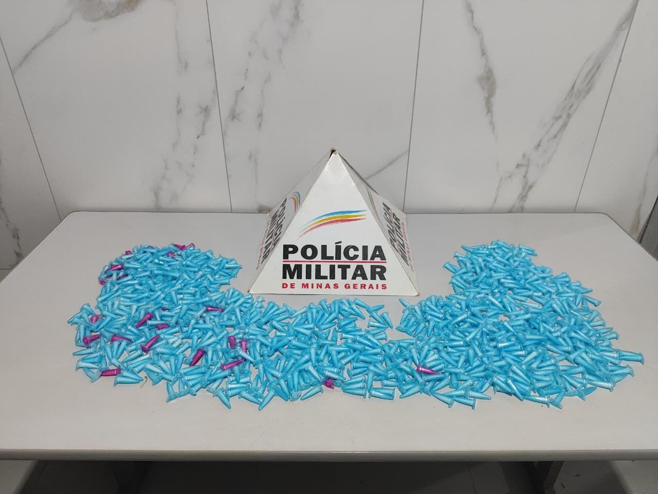 Sacola com quase mil pinos de cocaína é encontrada em área de mata após denúncia, em Sabinópolis