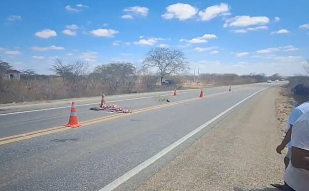 Mulher morre e filho fica ferido após moto colidir com caminhão no Cariri da Paraíba
