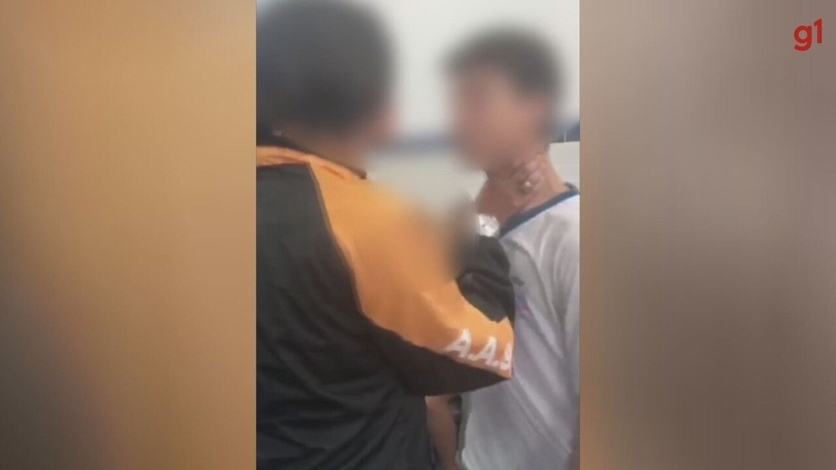 Vídeo mostra menino acusado de ter dedurado professora por beijar aluno  sendo agredido