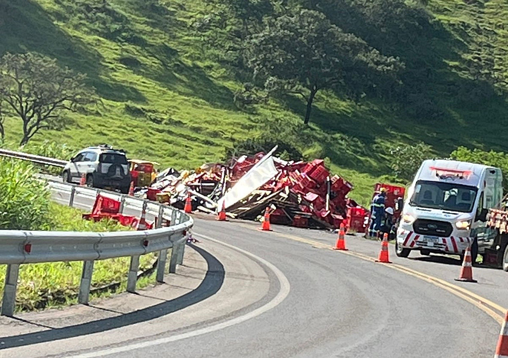 Carreta carregada com bebidas tomba e deixa motorista ferido na MGC-491, em Paraguaçu, MG