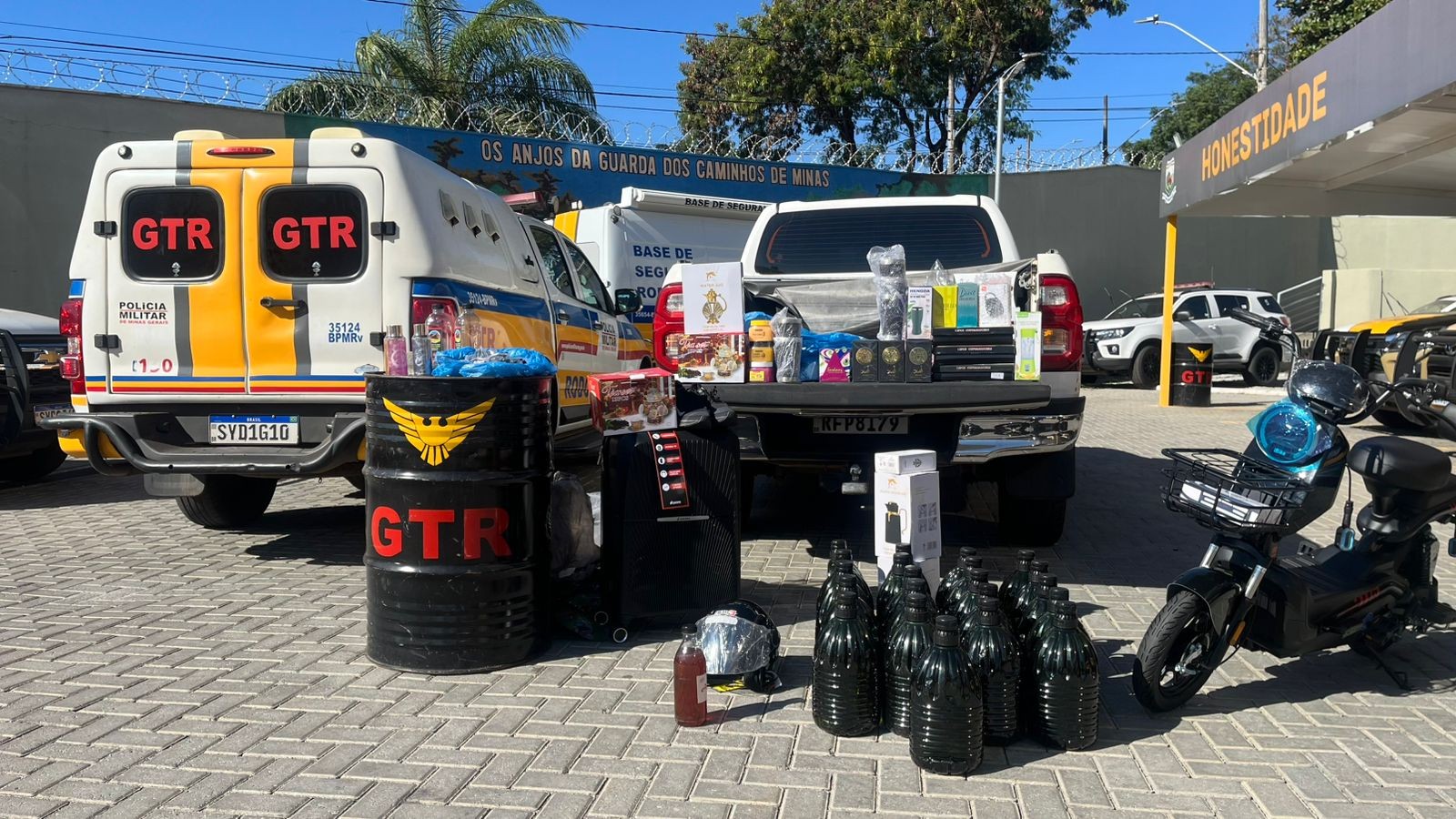 Caminhonete com azeite, calçados de bebê e outros produtos contrabandeados do Paraguai é apreendida em BH