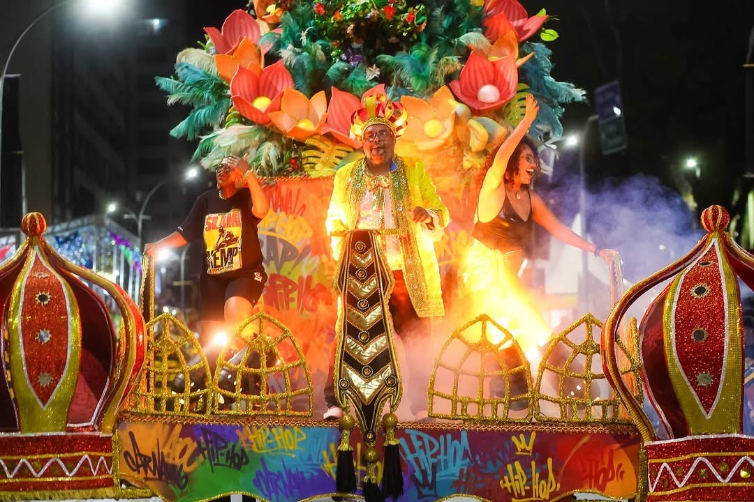 Após 13 anos, escolas de samba voltam a desfilar em São José dos Campos; veja imagens