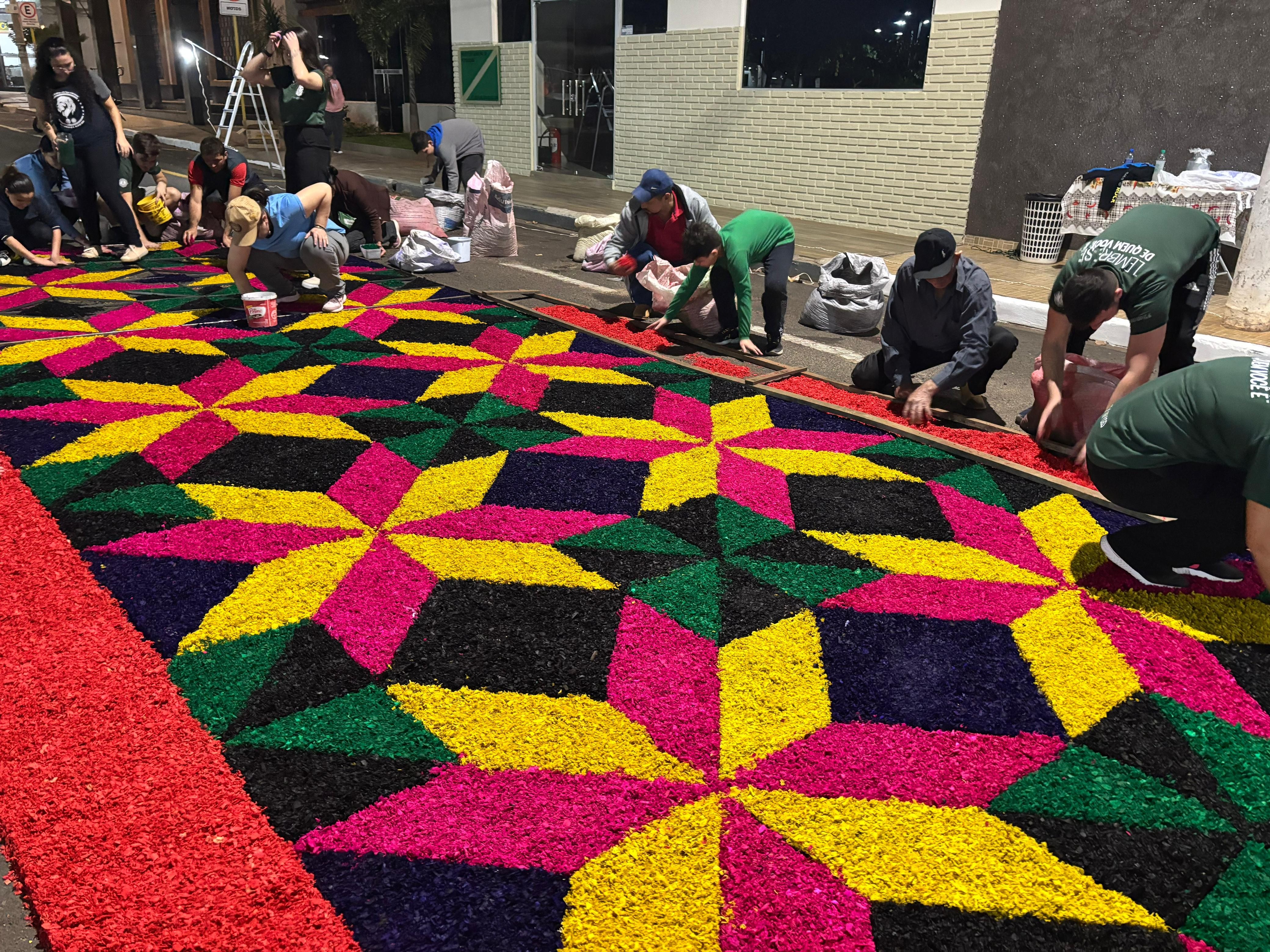 Corpus Christi: tapetes coloridos transformam ruas de Potirendaba em manifestações de fé e renovação