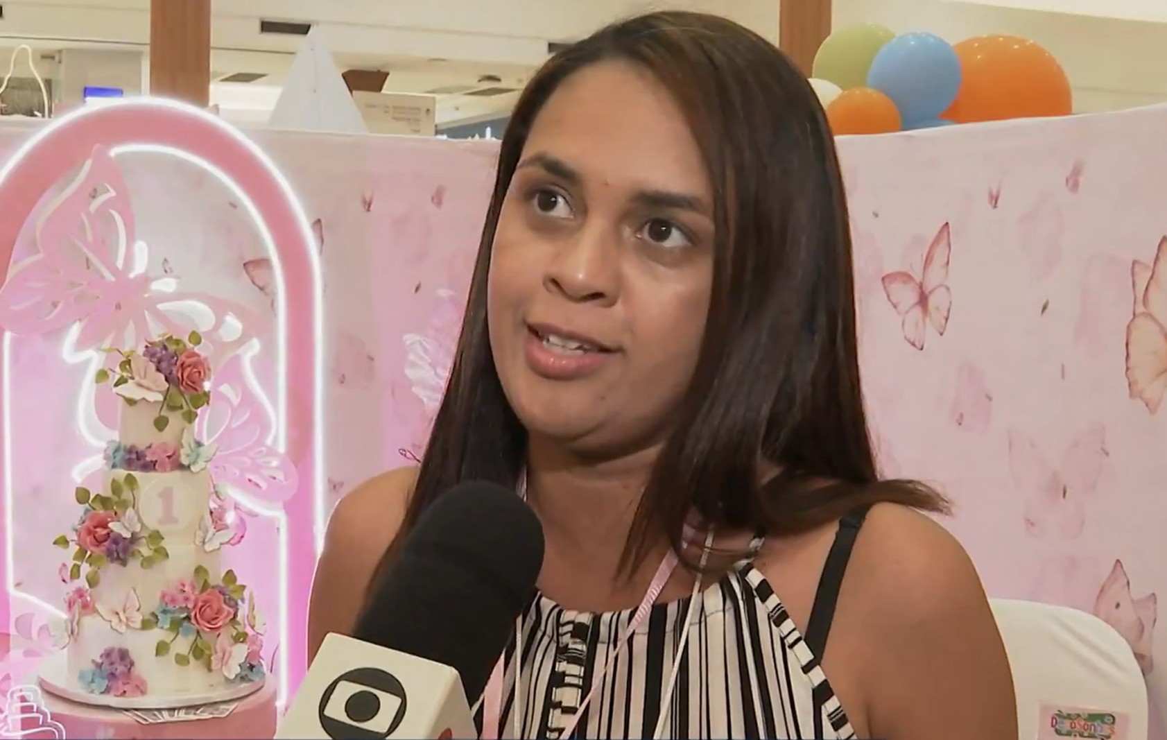 Mulher morre esmagada por carro após motorista ser baleado e abandonar veículo em movimento