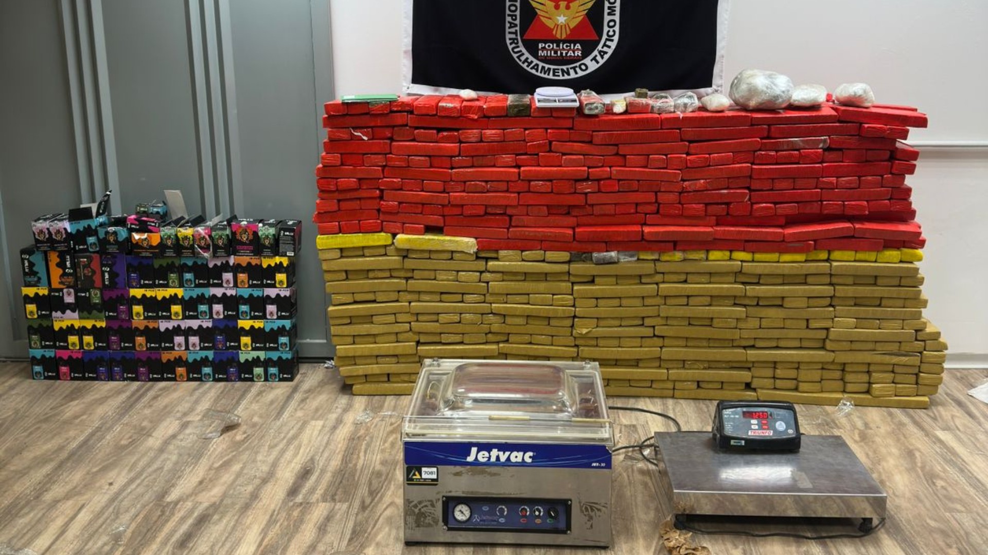 Depósito de drogas é encontrado com 670 barras de maconha e cigarros eletrônicos no Bairro Jardim Holanda, em Uberlândia