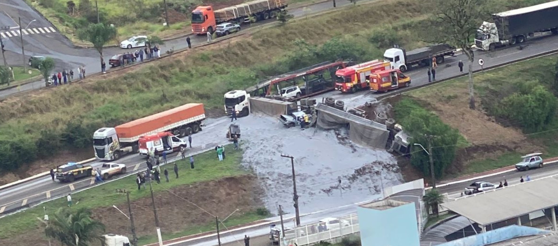 Batida entre 2 carros e carreta bitrem deixa feridos e bloqueia BR-282 no Oeste de SC